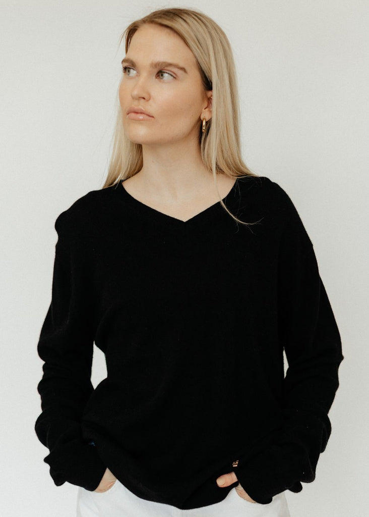 Éterne Clive Cashmere Sweater in Black | Tula's Online Boutique