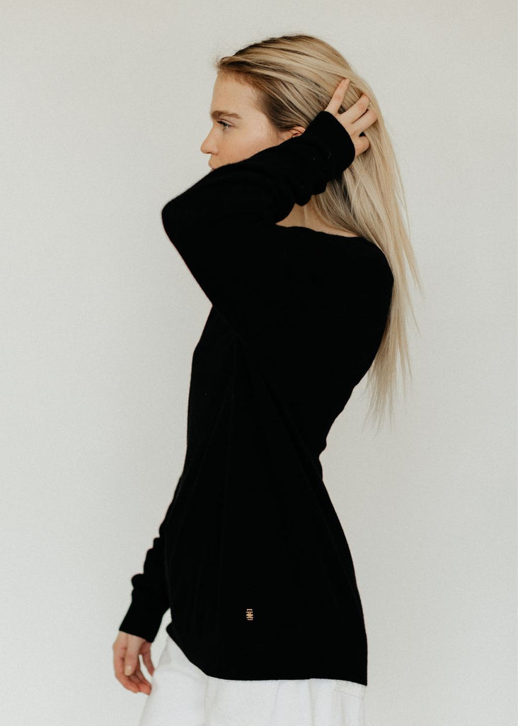Éterne Clive Cashmere Sweater Logo in Black | Tula's Online Boutique