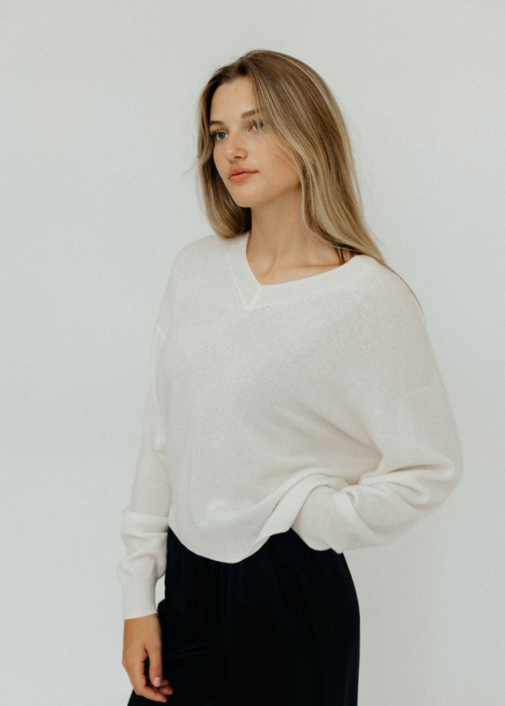 Elizabeth V-Neck Cashmere Sweater in Whiteside 2 | Tula's Online Boutique