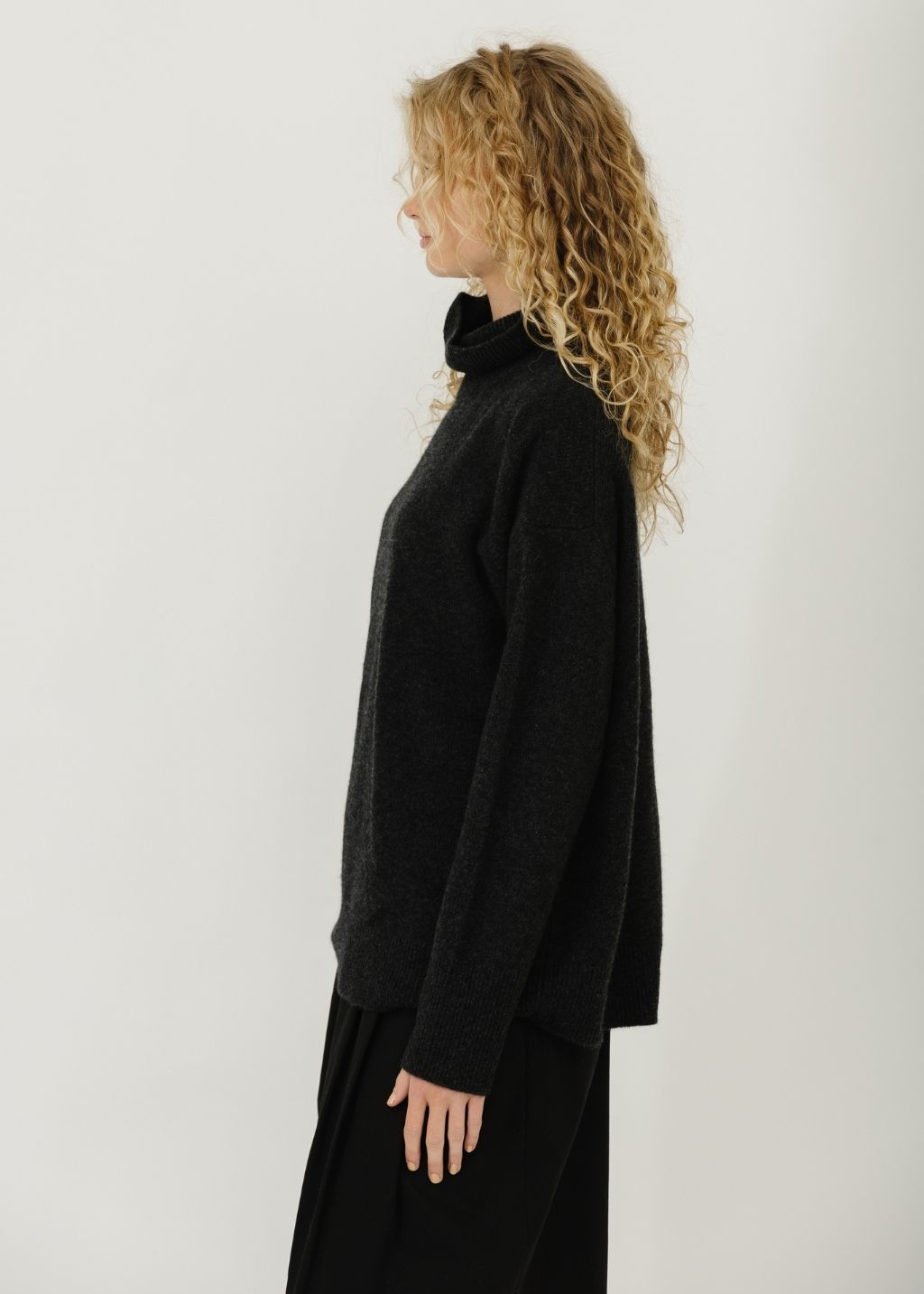 Alex Mill Marlon Cashmere Turtleneck Sweater in Charcoal Grey | Shop Tula