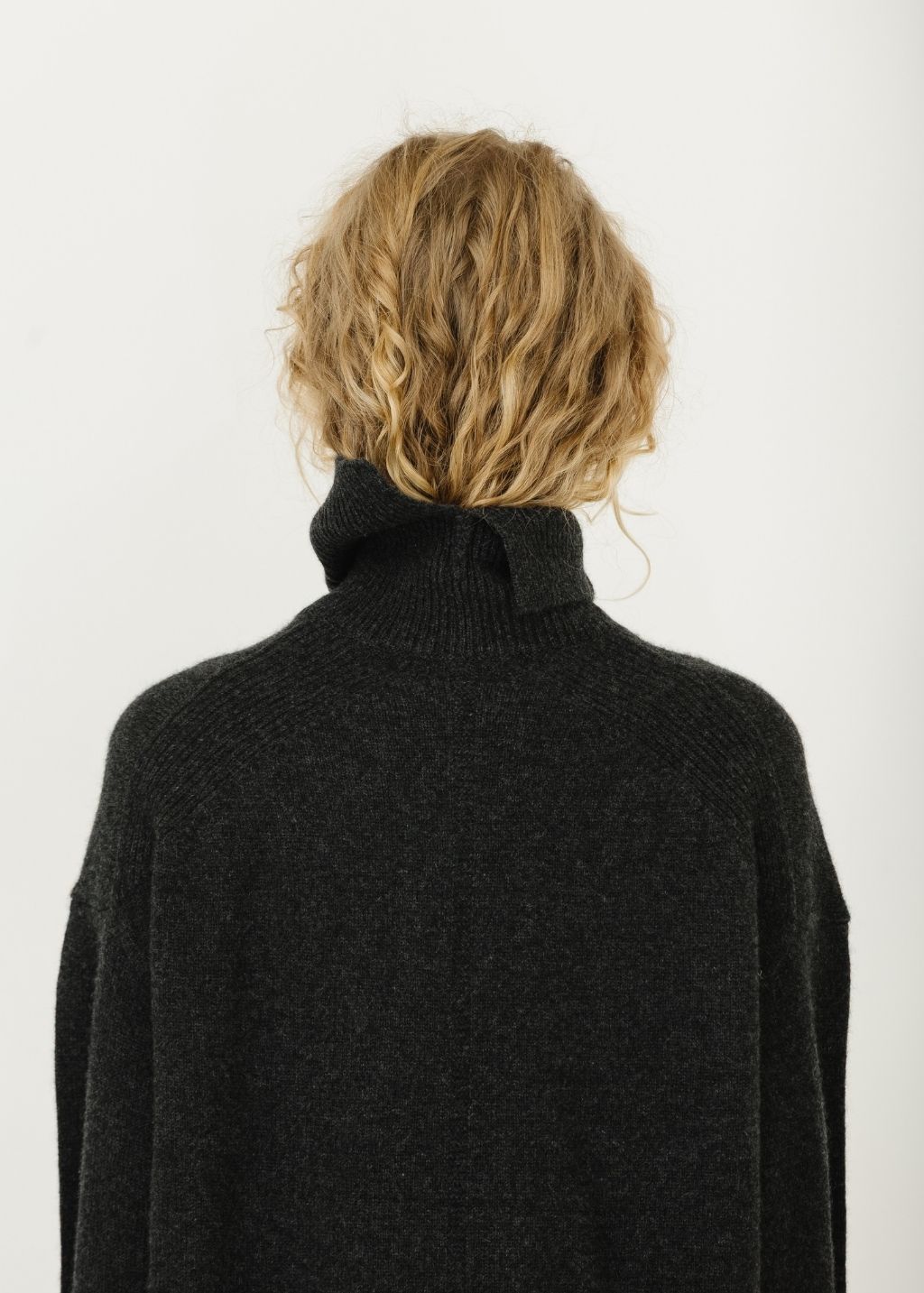 Alex Mill Marlon Cashmere Turtleneck in Charcoal Grey | Shop Tula