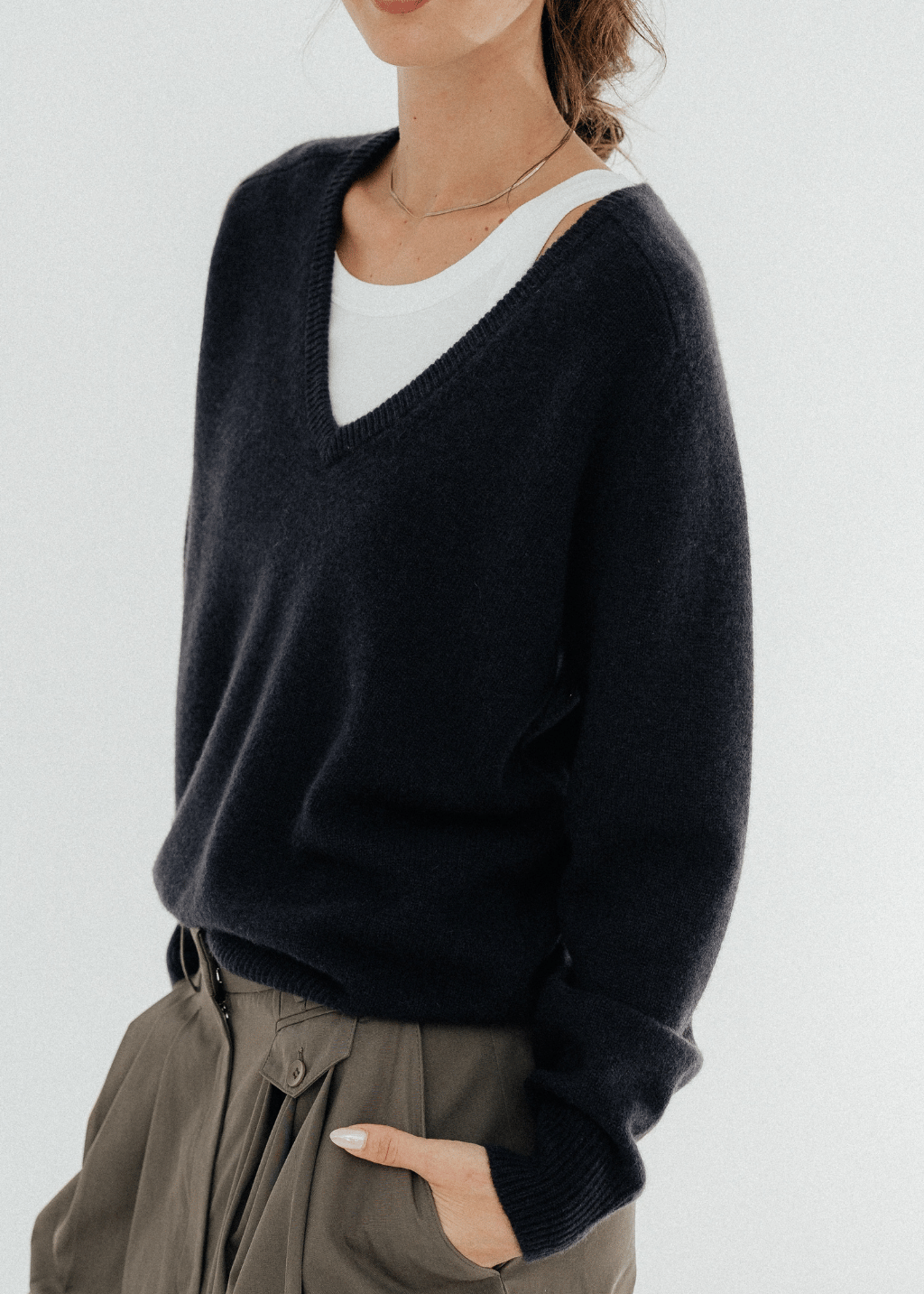 Alex Mill Montmarte V Neck Sweater in Navy | Shop Tula