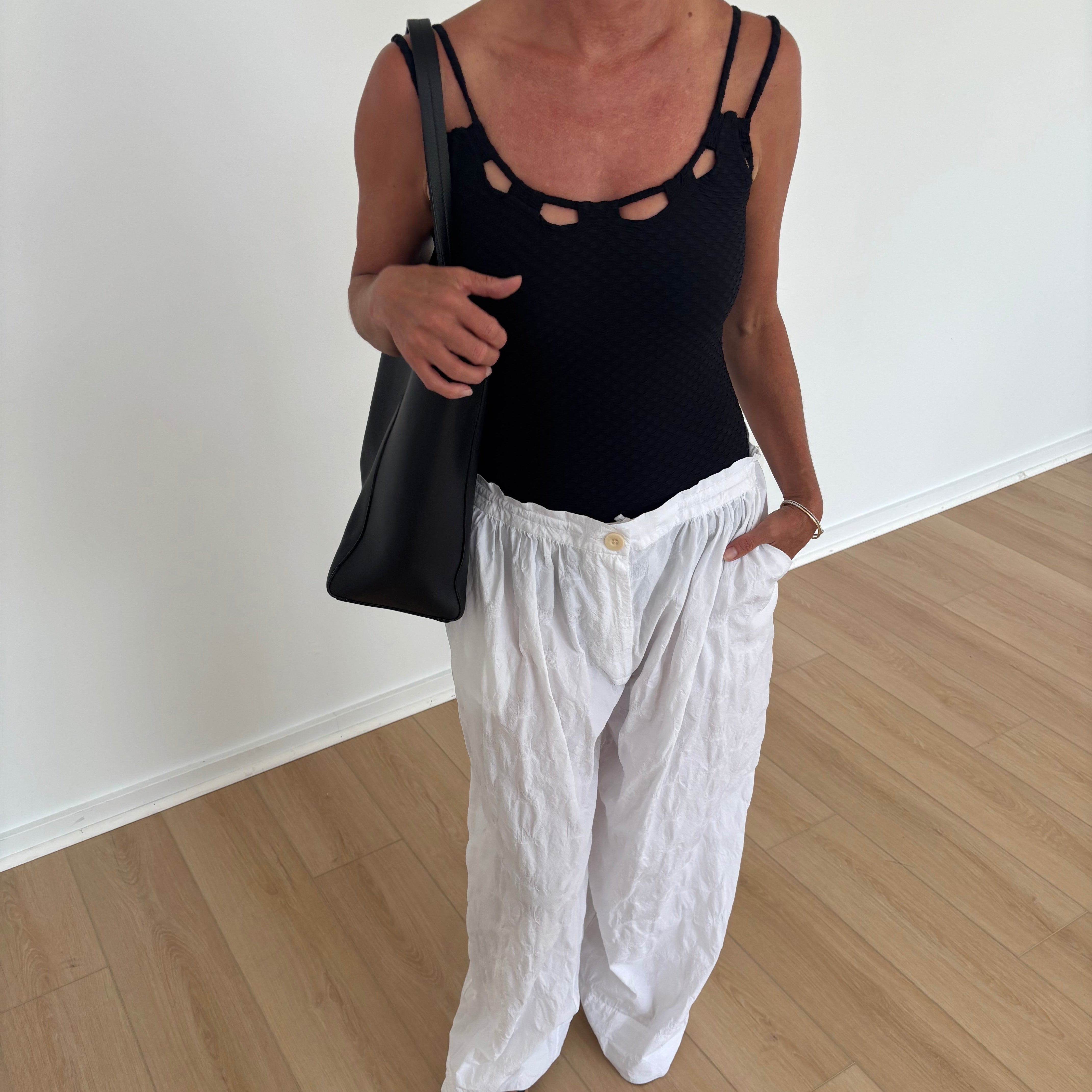 The black & white capsule